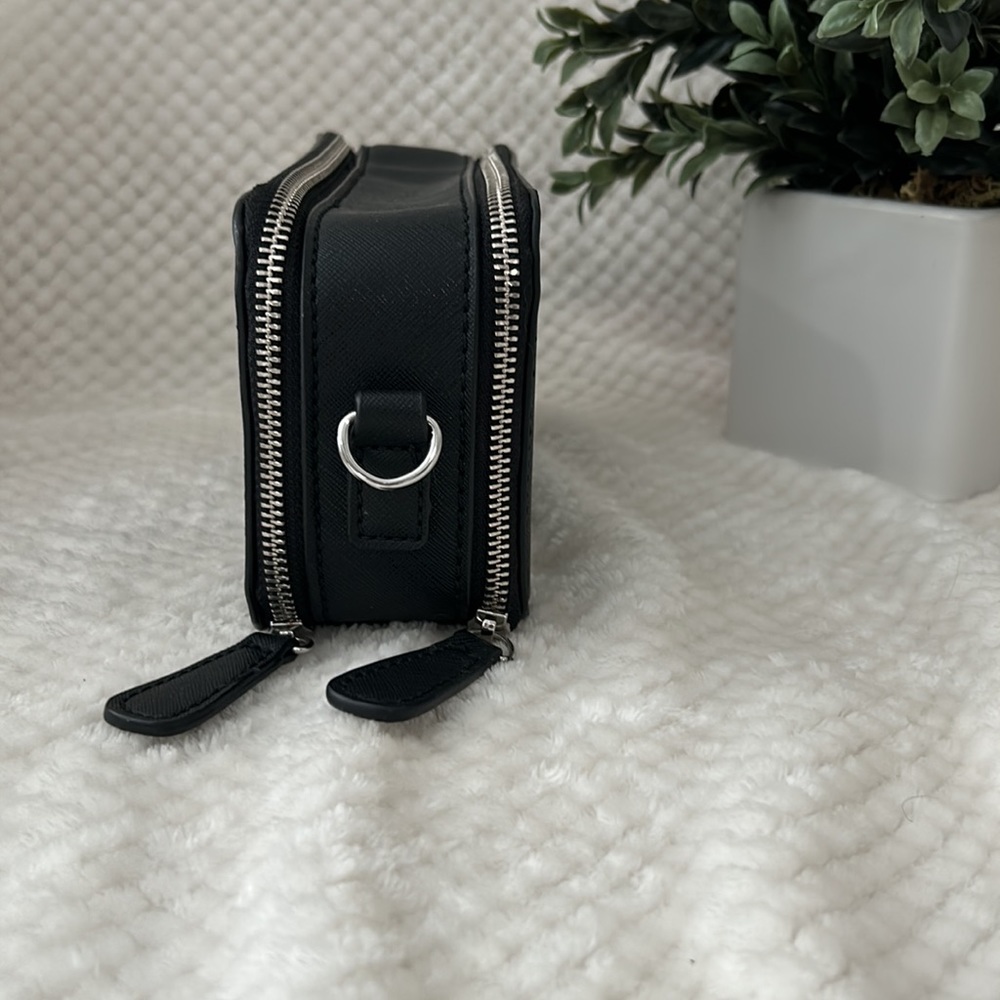 Guess Crossbody Purse - Picture 4 of 8